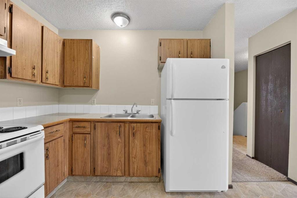 5419 56A Street Close, Olds, AB - Indoor Photo Showing Kitchen With Double Sink