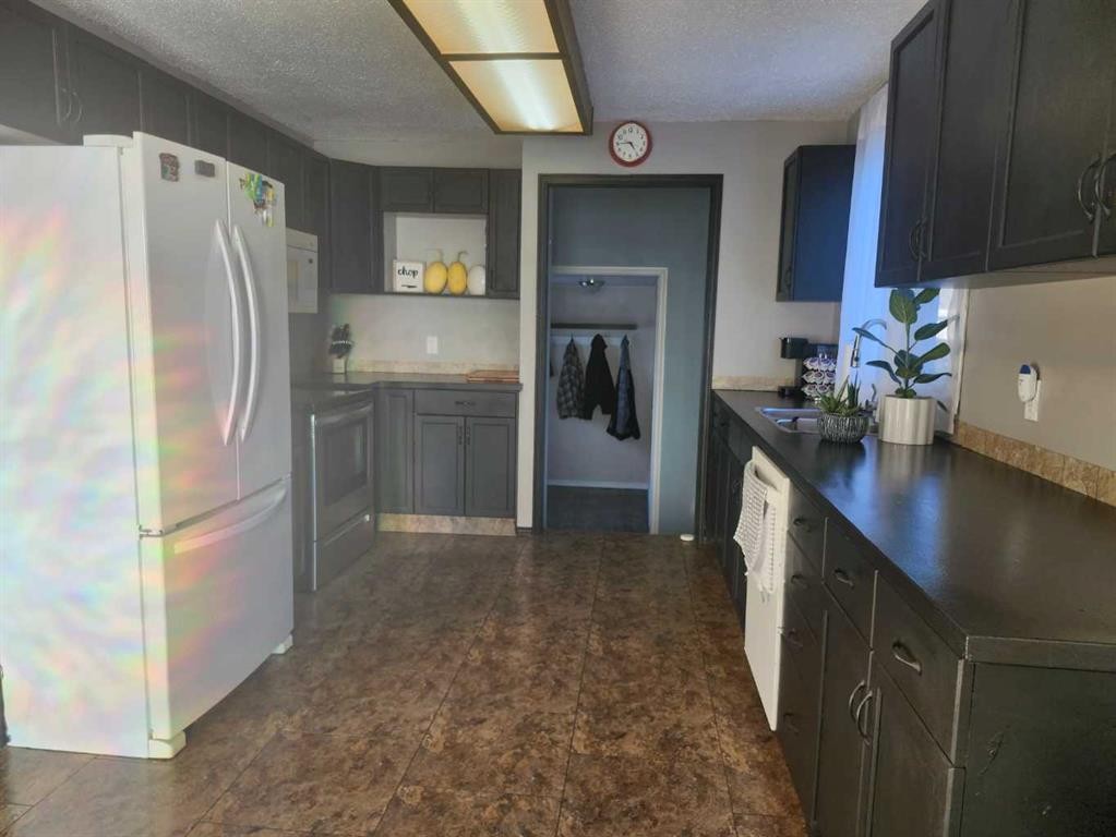 104 23 Street Nw, Drumheller, AB - Indoor Photo Showing Kitchen