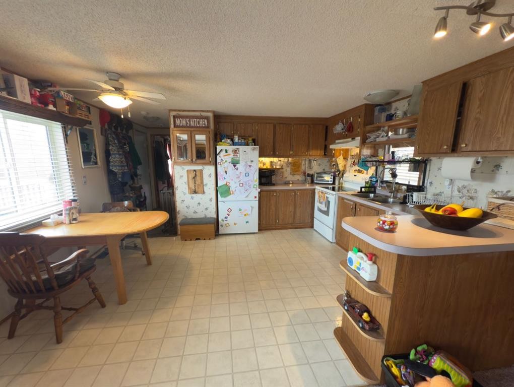 331 Gleichen Street, Gleichen, AB - Indoor Photo Showing Kitchen
