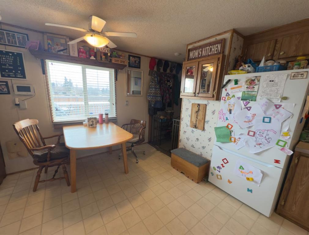 331 Gleichen Street, Gleichen, AB - Indoor Photo Showing Dining Room