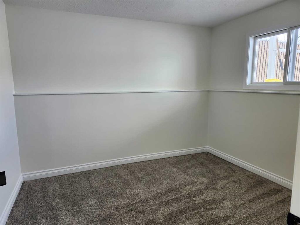 1318 Newcastle Trail, Drumheller, AB - Indoor Photo Showing Other Room