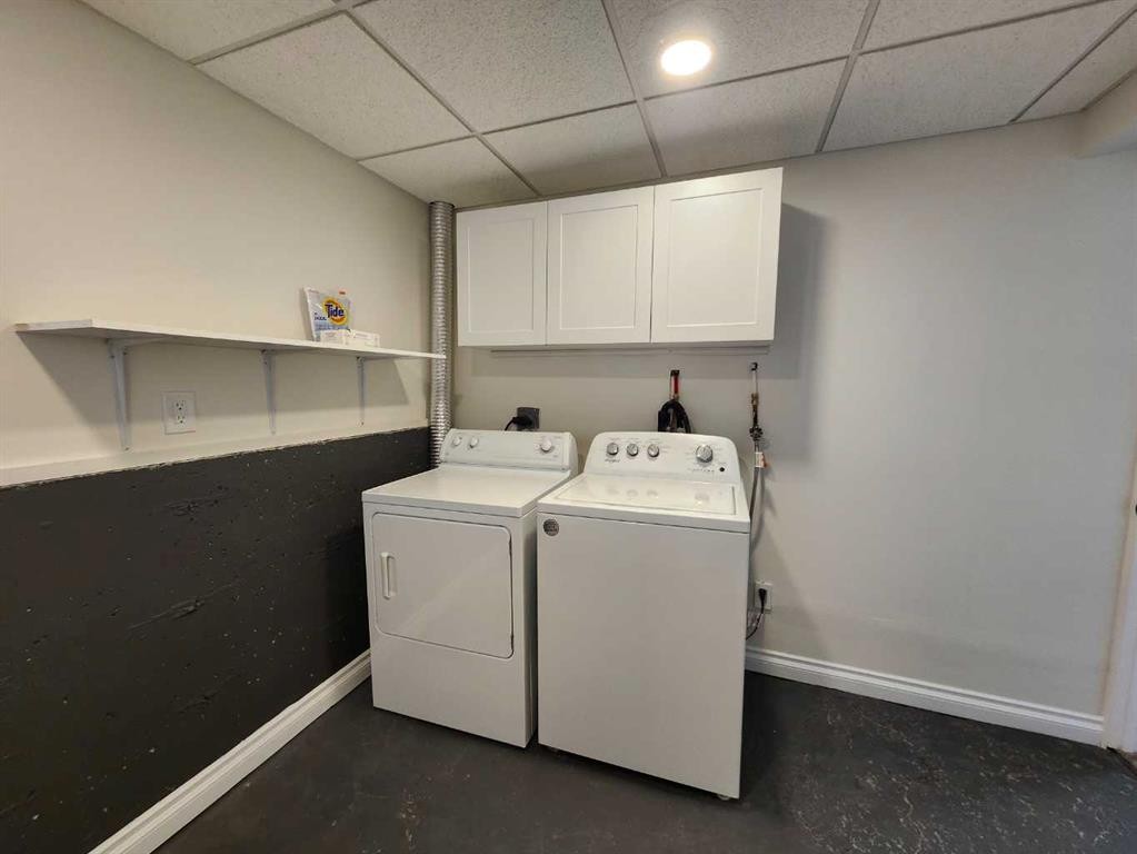1318 Newcastle Trail, Drumheller, AB - Indoor Photo Showing Laundry Room
