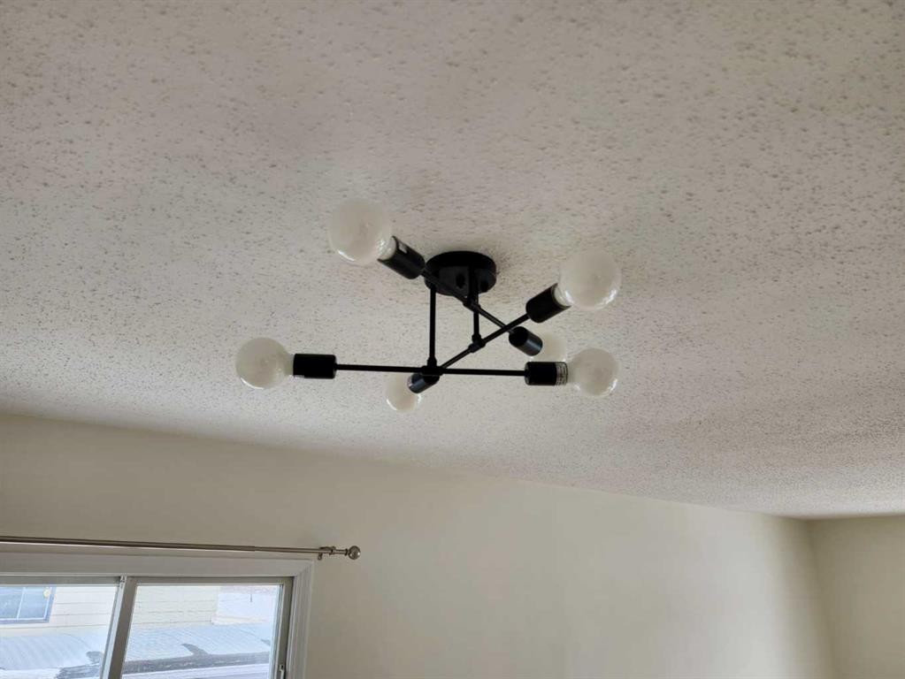 1318 Newcastle Trail, Drumheller, AB - Indoor Photo Showing Other Room