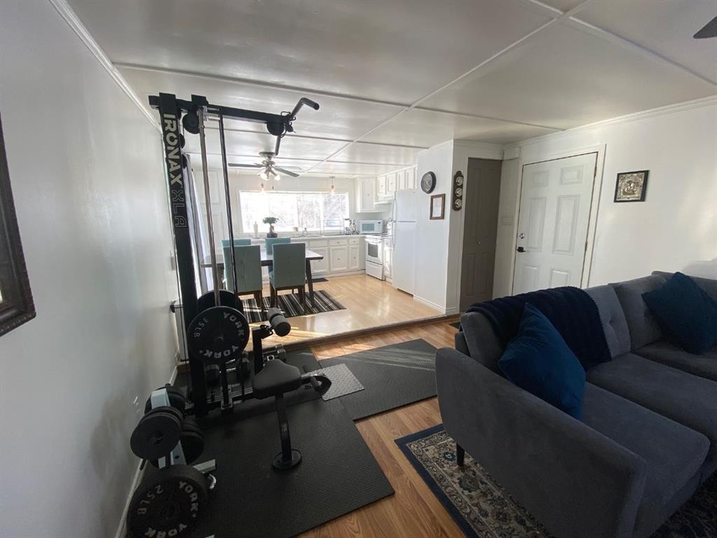 220 1 Avenue Se, Youngstown, AB - Indoor