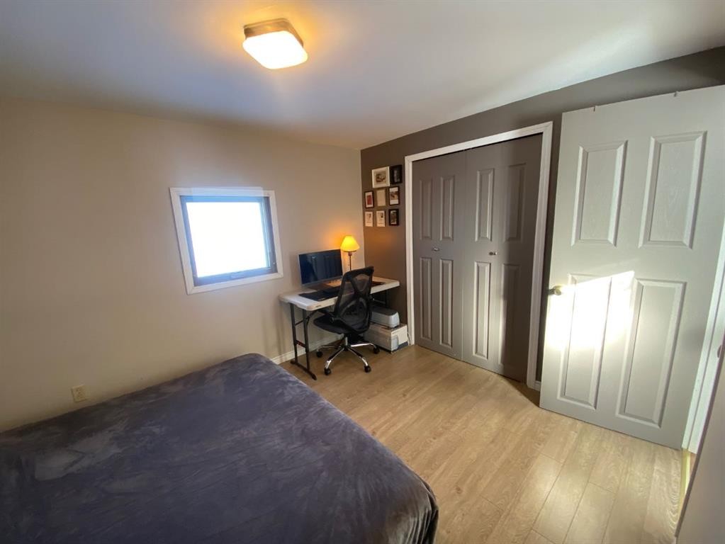 220 1 Avenue Se, Youngstown, AB - Indoor Photo Showing Bedroom
