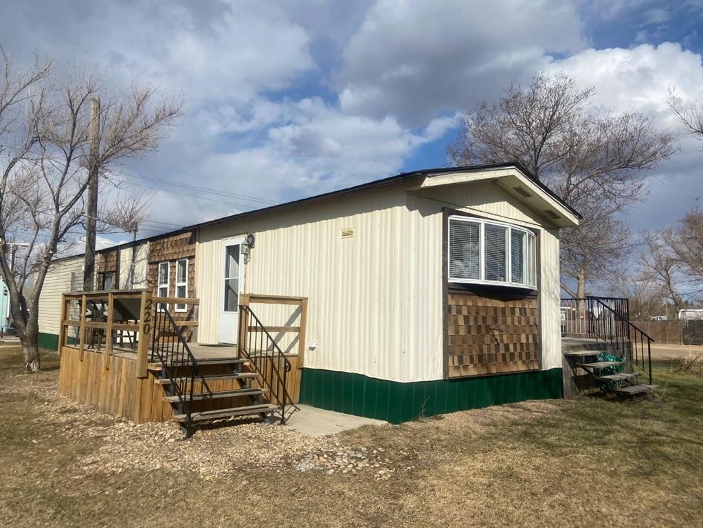 220 1 Avenue Se, Youngstown, AB - Outdoor With Deck Patio Veranda