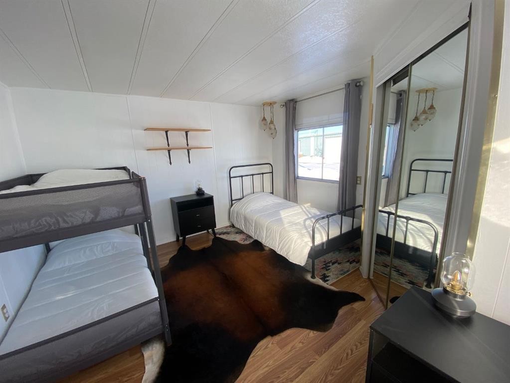220 1 Avenue Se, Youngstown, AB - Indoor Photo Showing Bedroom