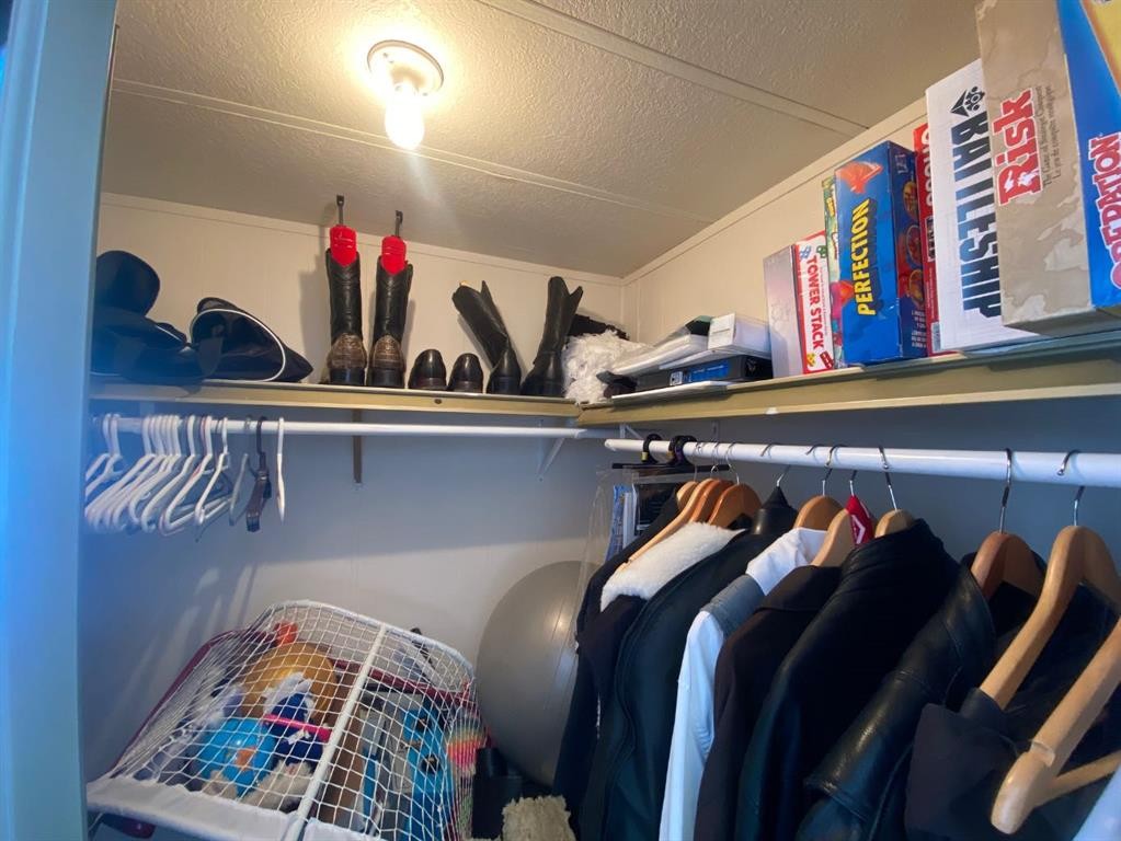 220 1 Avenue Se, Youngstown, AB - Indoor With Storage