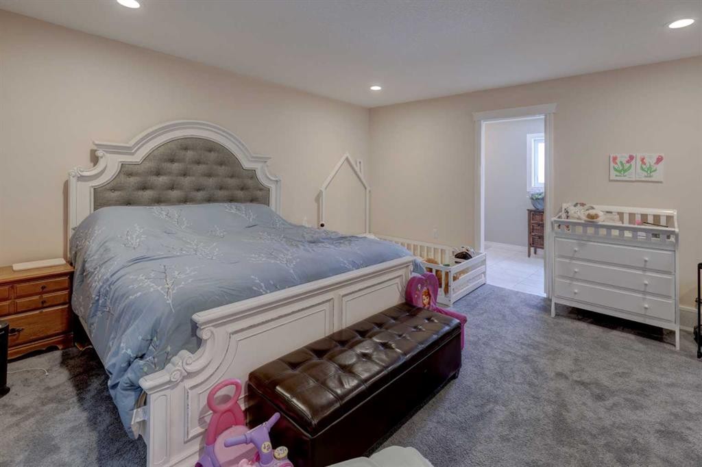 336 Mabbott Road, Drumheller, AB - Indoor Photo Showing Bedroom