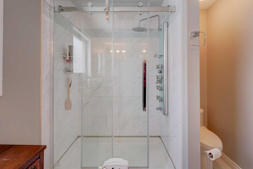 336 Mabbott Road, Drumheller, AB - Indoor Photo Showing Bathroom