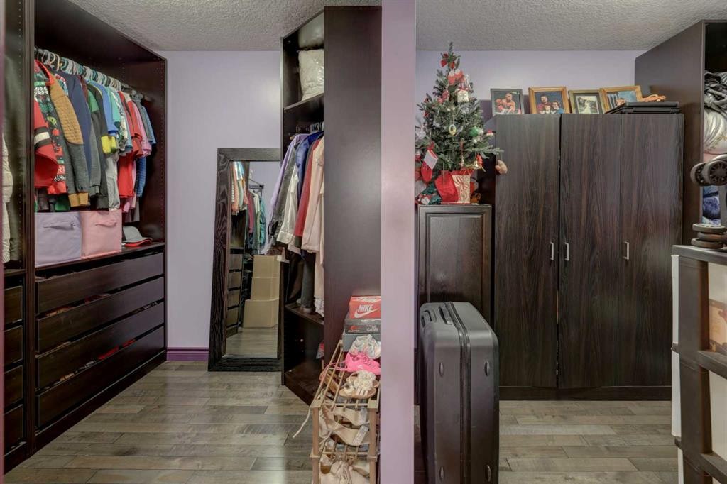 336 Mabbott Road, Drumheller, AB - Indoor With Storage