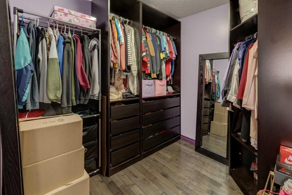 336 Mabbott Road, Drumheller, AB - Indoor With Storage