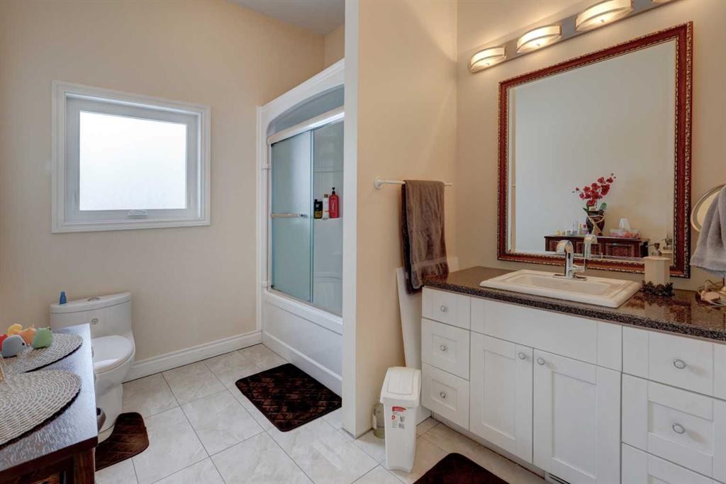 336 Mabbott Road, Drumheller, AB - Indoor Photo Showing Bathroom