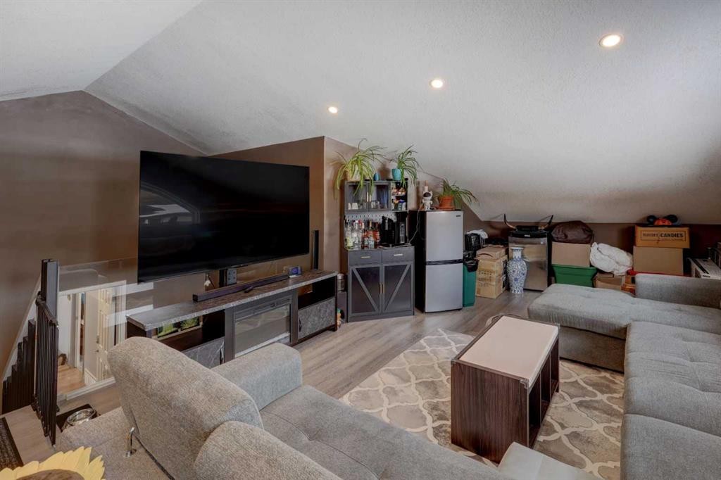 336 Mabbott Road, Drumheller, AB - Indoor Photo Showing Living Room