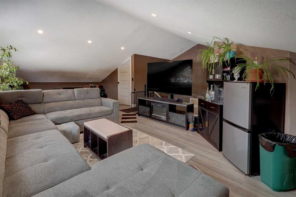 336 Mabbott Road, Drumheller, AB - Indoor Photo Showing Living Room
