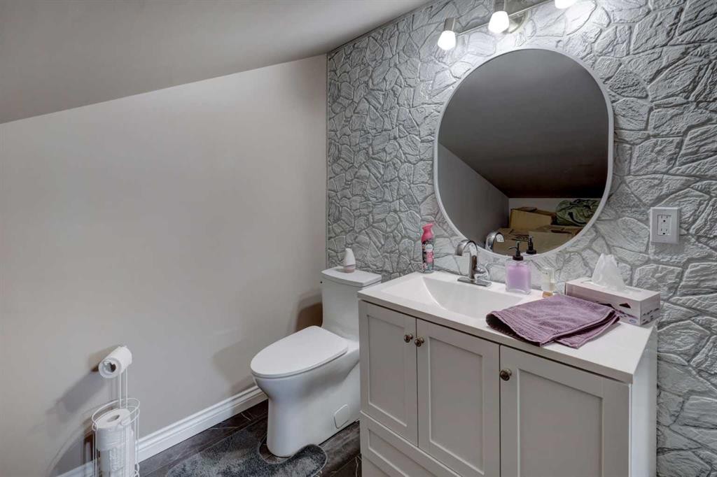 336 Mabbott Road, Drumheller, AB - Indoor Photo Showing Bathroom