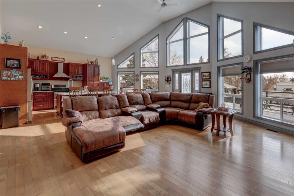 336 Mabbott Road, Drumheller, AB - Indoor Photo Showing Living Room