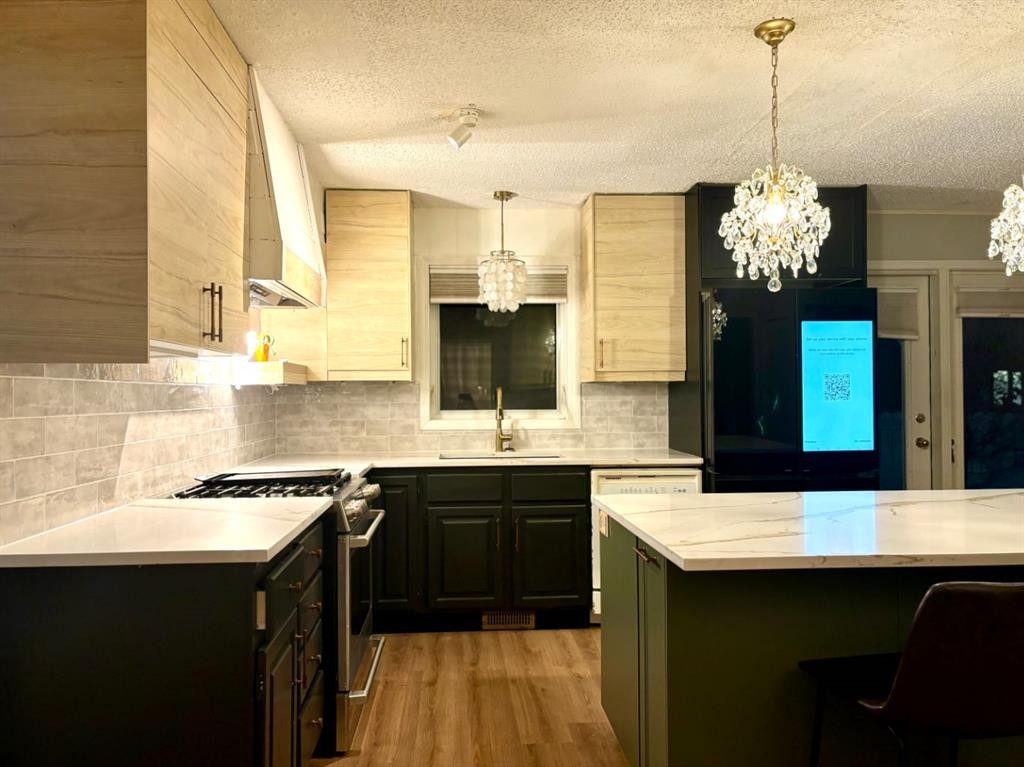 32 Ramsey Close, Red Deer, AB - Indoor Photo Showing Kitchen With Upgraded Kitchen