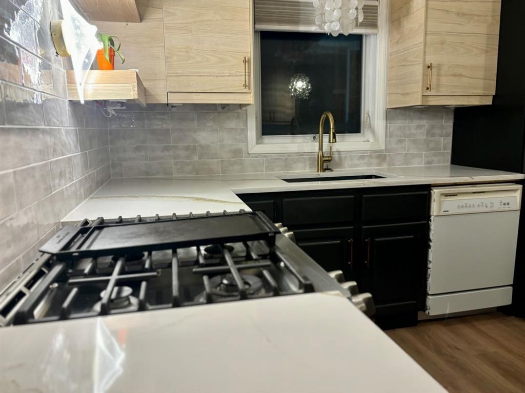 32 Ramsey Close, Red Deer, AB - Indoor Photo Showing Kitchen