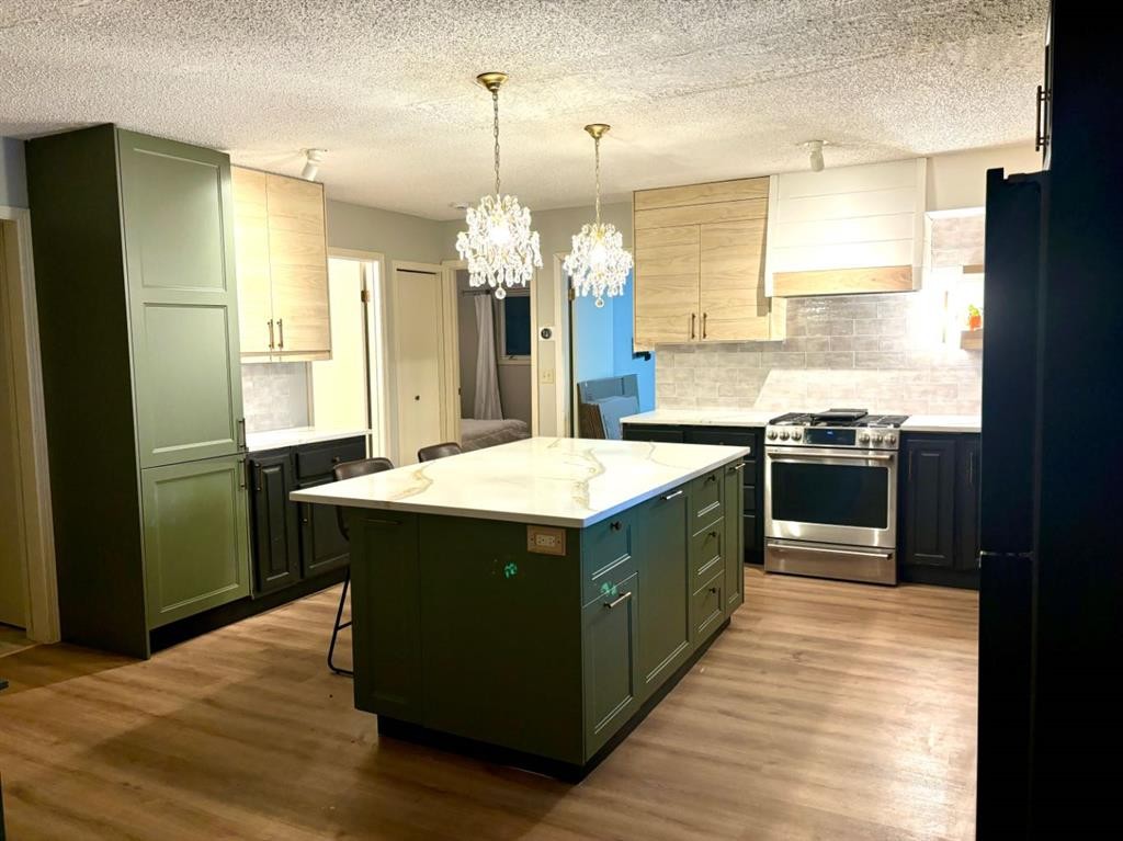 32 Ramsey Close, Red Deer, AB - Indoor Photo Showing Kitchen With Upgraded Kitchen