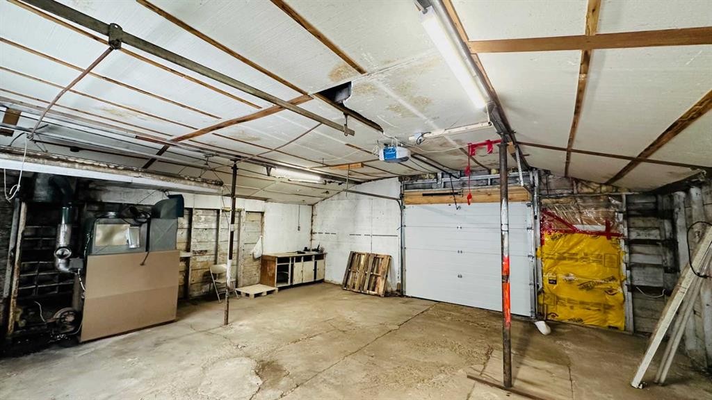 1133 300 Newcastle Place, Drumheller, AB - Indoor Photo Showing Garage