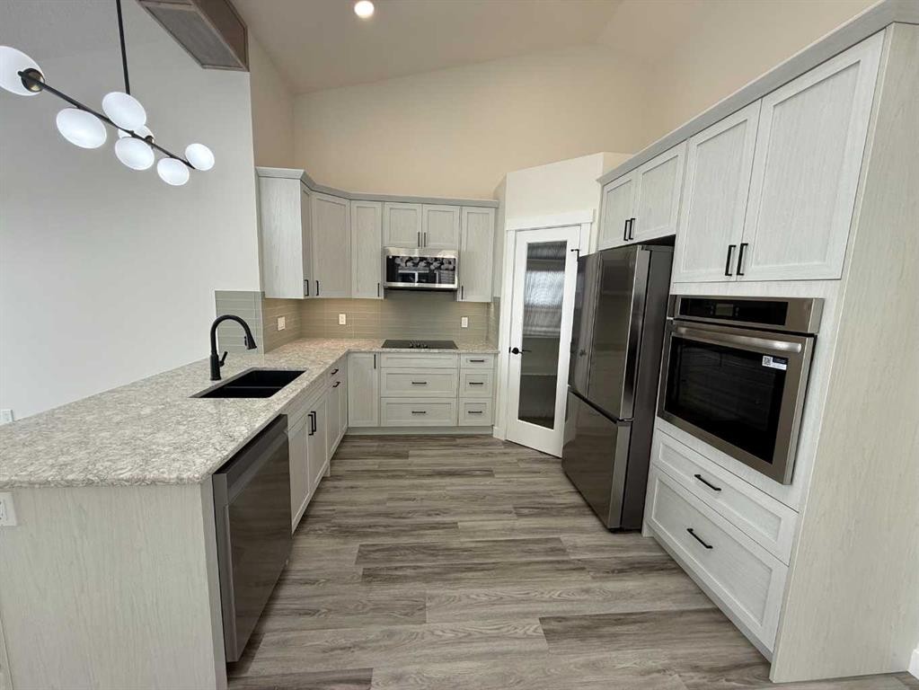22 Garden Way, Drumheller, AB - Indoor Photo Showing Kitchen With Double Sink With Upgraded Kitchen