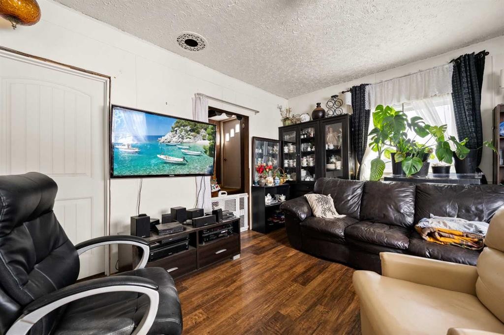 Range Road 62, Rural Mountain View County, AB - Indoor Photo Showing Living Room