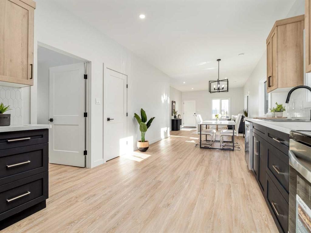 7038 48 Street, Taber, AB - Indoor Photo Showing Kitchen With Upgraded Kitchen