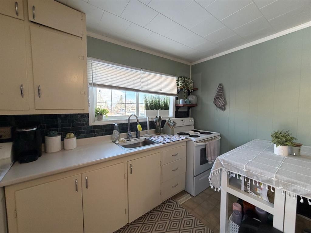302 7 Avenue Sw, Drumheller, AB - Indoor Photo Showing Kitchen