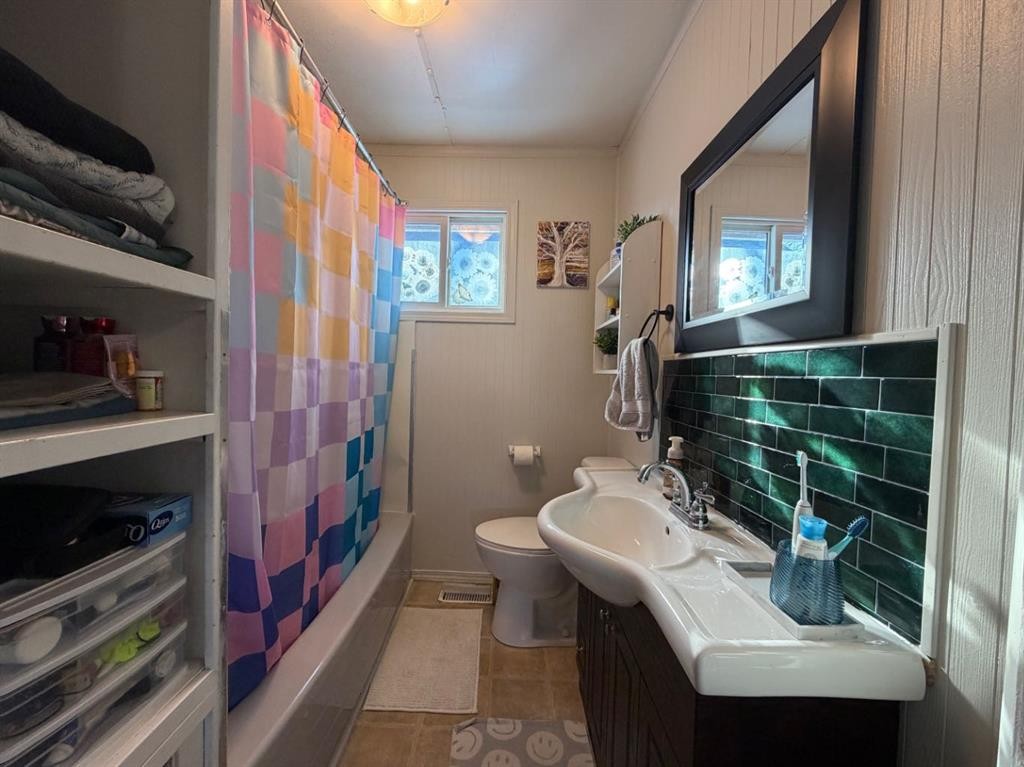 302 7 Avenue Sw, Drumheller, AB - Indoor Photo Showing Bathroom