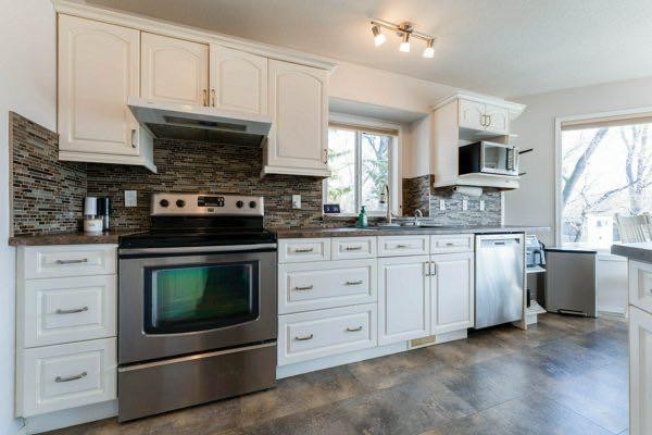 85 Michichi Drive, Drumheller, AB - Indoor Photo Showing Kitchen With Upgraded Kitchen