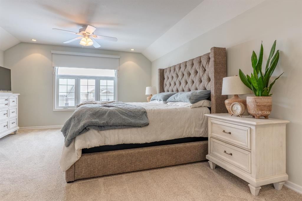 651 Greene Close, Drumheller, AB - Indoor Photo Showing Bedroom