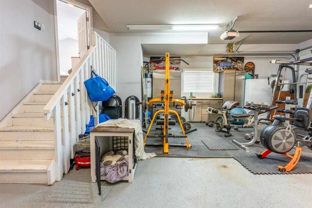 651 Greene Close, Drumheller, AB - Indoor Photo Showing Garage