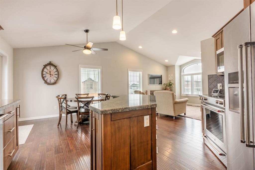 651 Greene Close, Drumheller, AB - Indoor Photo Showing Kitchen