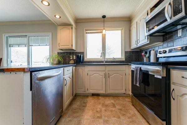 25 Park Place, Drumheller, AB - Indoor Photo Showing Kitchen