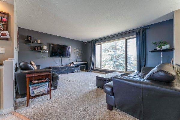 25 Park Place, Drumheller, AB - Indoor Photo Showing Living Room