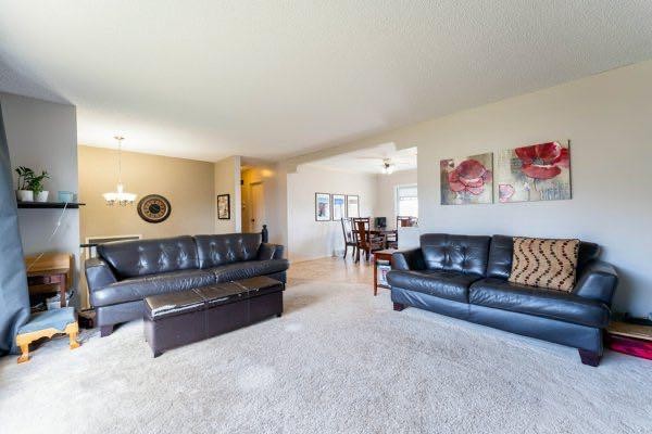 25 Park Place, Drumheller, AB - Indoor Photo Showing Living Room