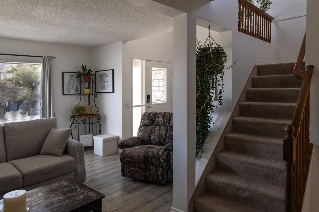 283 Abinger Crescent Ne, Calgary, AB - Indoor Photo Showing Living Room