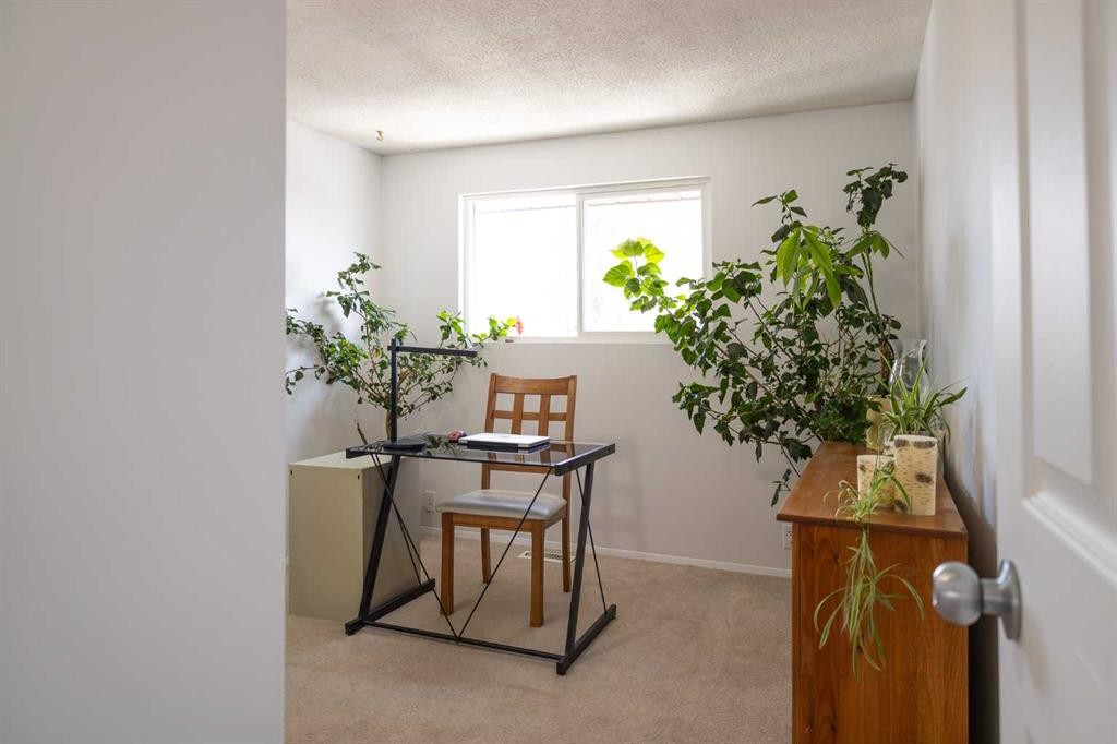 283 Abinger Crescent Ne, Calgary, AB - Indoor Photo Showing Other Room