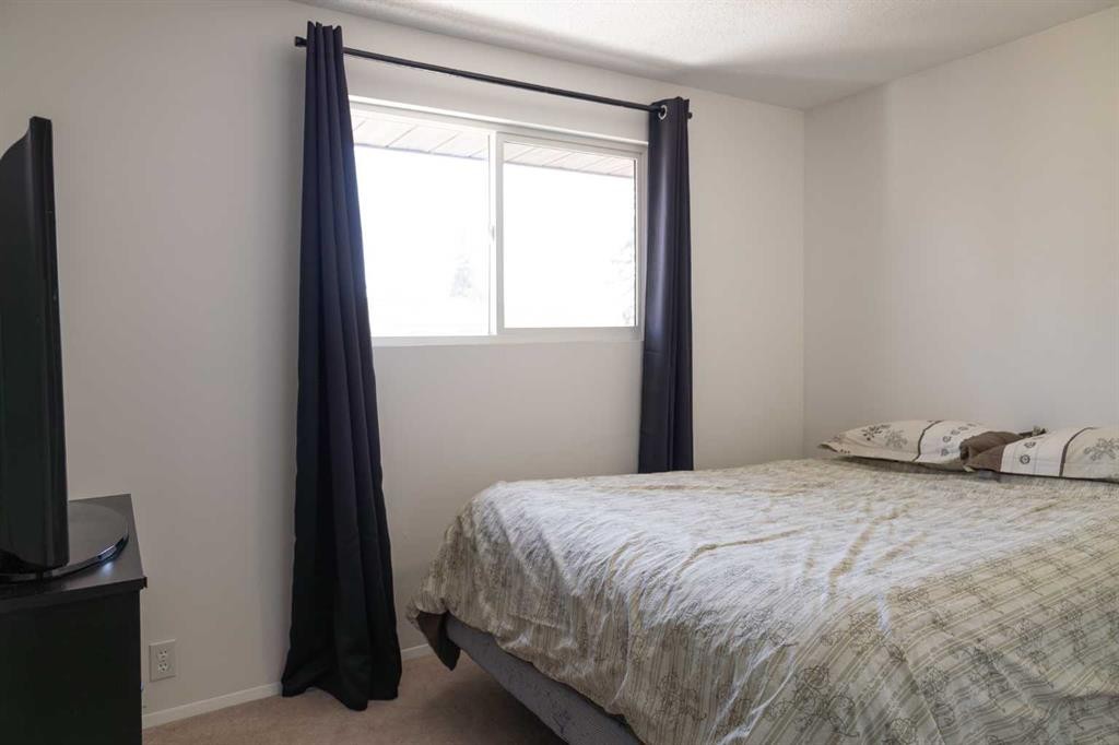 283 Abinger Crescent Ne, Calgary, AB - Indoor Photo Showing Bedroom
