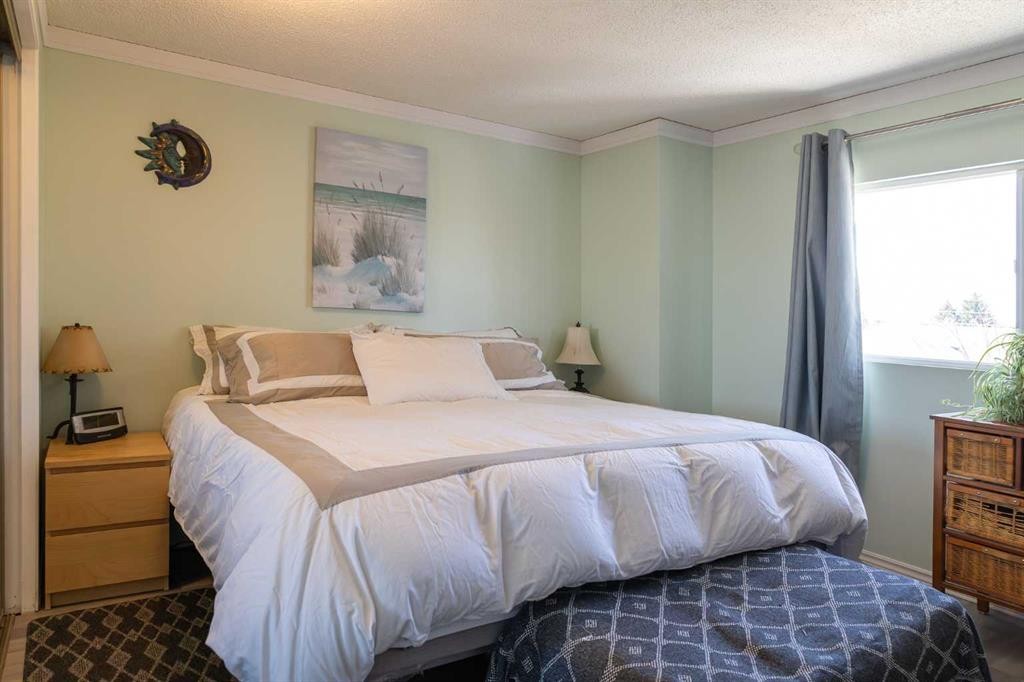 283 Abinger Crescent Ne, Calgary, AB - Indoor Photo Showing Bedroom