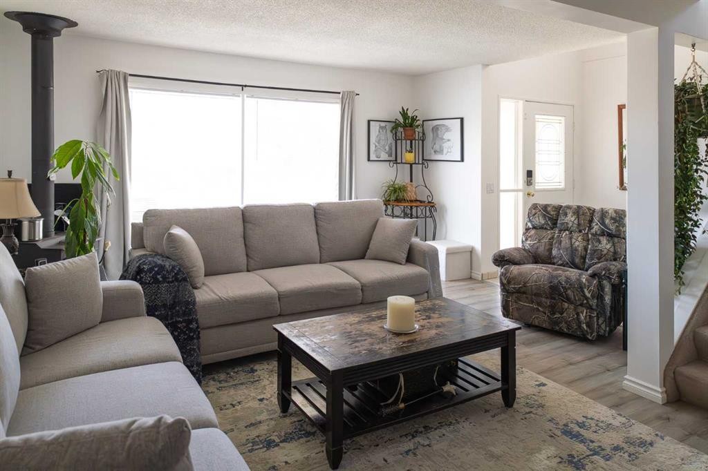 283 Abinger Crescent Ne, Calgary, AB - Indoor Photo Showing Living Room