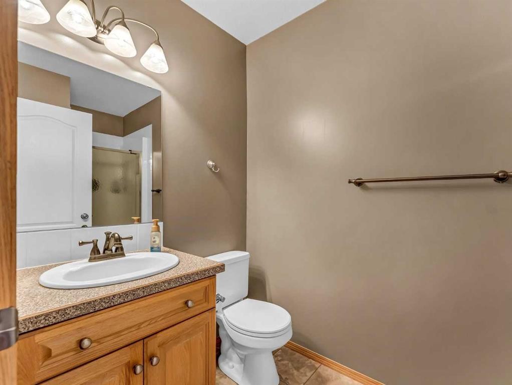 99 Greystone Close, Brooks, AB - Indoor Photo Showing Bathroom