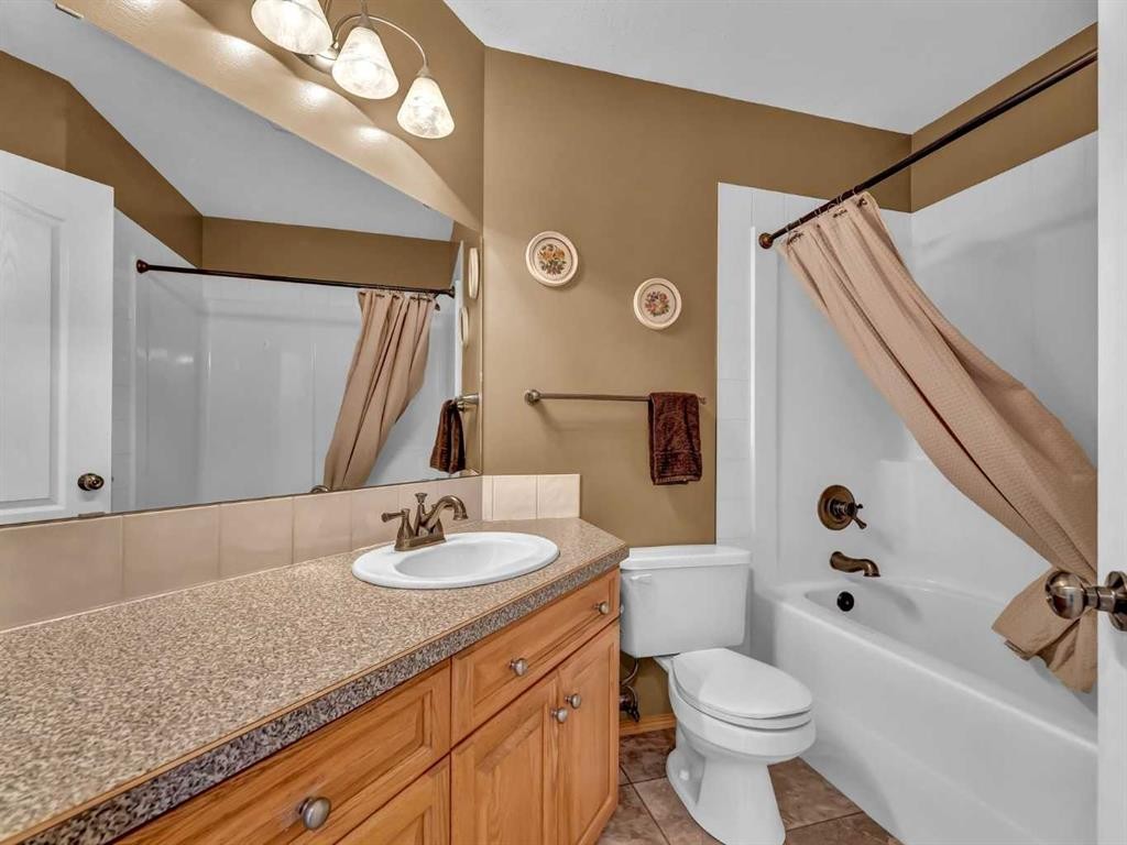 99 Greystone Close, Brooks, AB - Indoor Photo Showing Bathroom