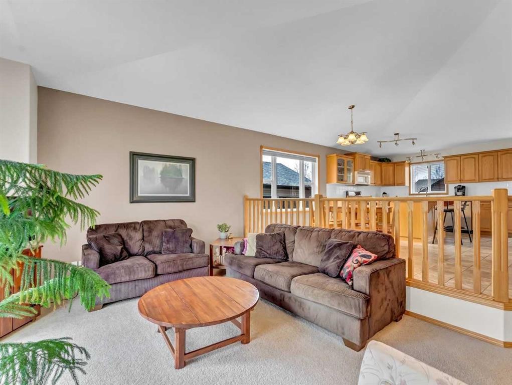 99 Greystone Close, Brooks, AB - Indoor Photo Showing Living Room