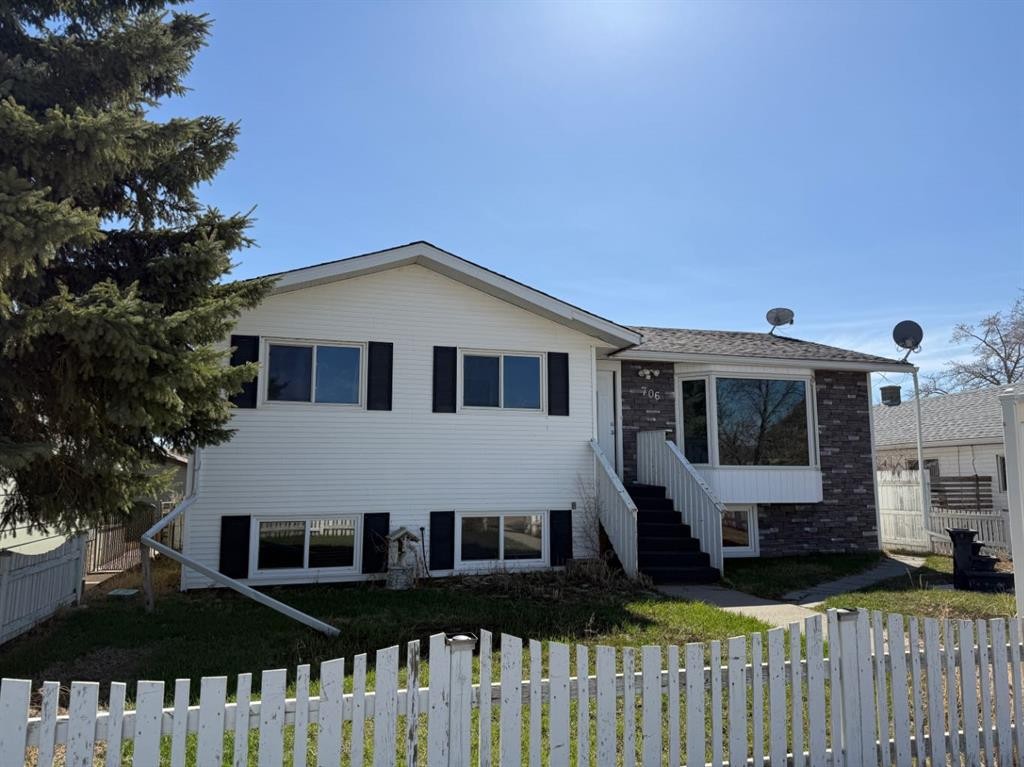 706 2 Street Se, Drumheller, AB - Outdoor