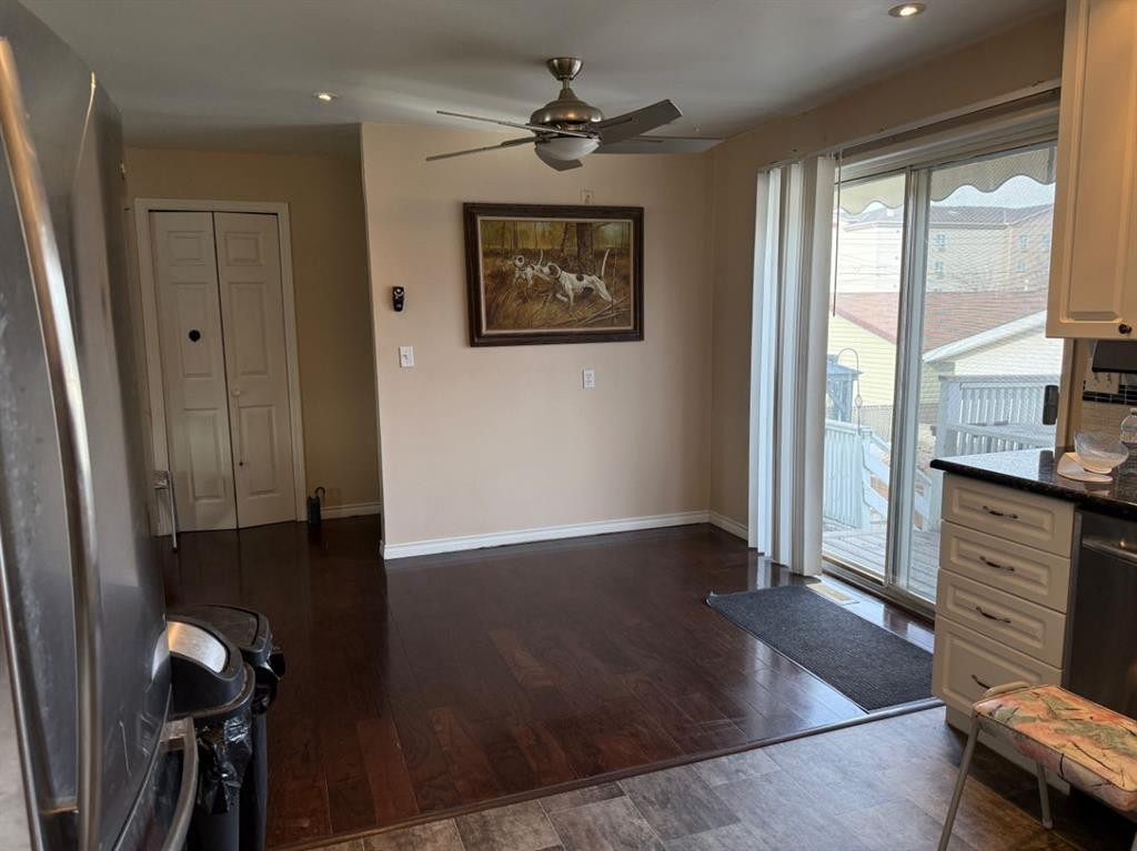 706 2 Street Se, Drumheller, AB - Indoor Photo Showing Other Room
