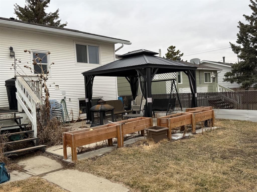 706 2 Street Se, Drumheller, AB - Outdoor With Deck Patio Veranda