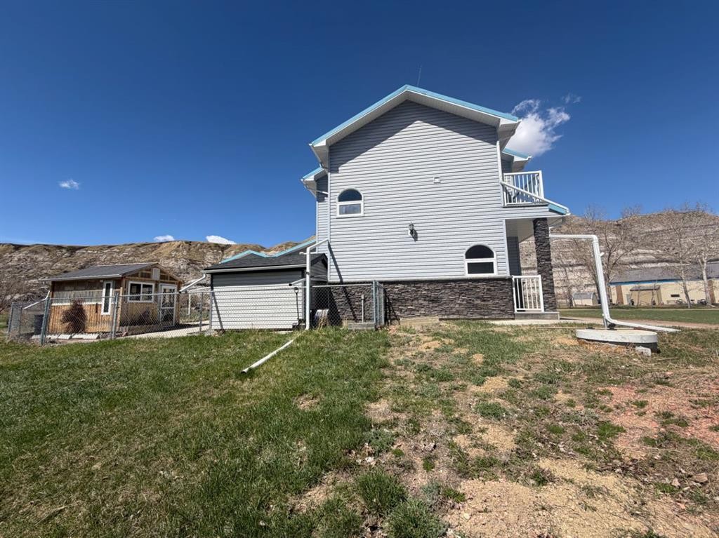 765 Excelsior Avenue, Drumheller, AB - Outdoor