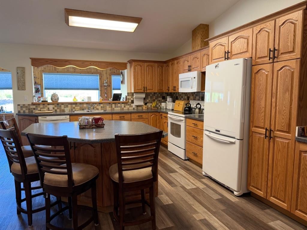 765 Excelsior Avenue, Drumheller, AB - Indoor Photo Showing Kitchen With Double Sink
